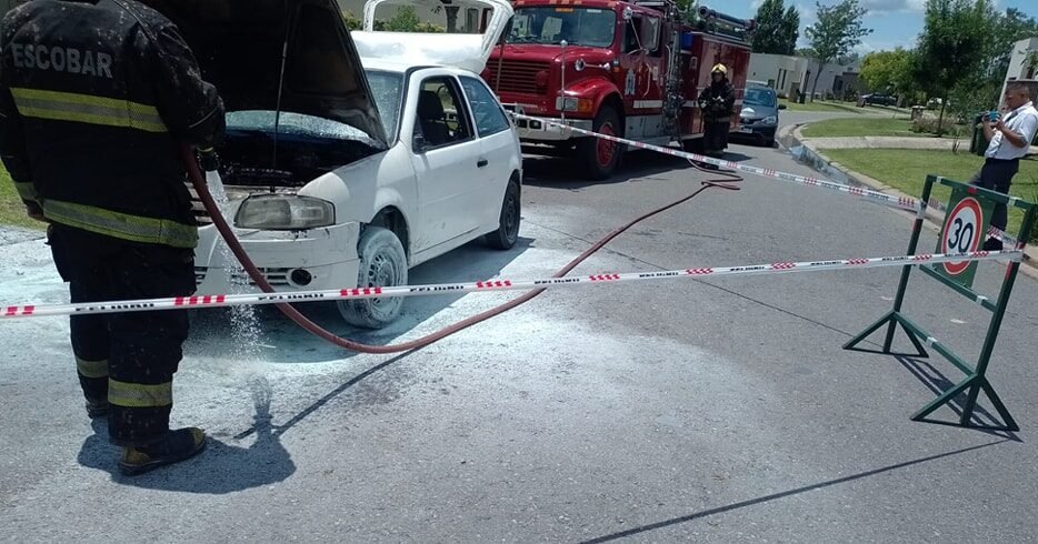 Se incendió un coche dentro de un country