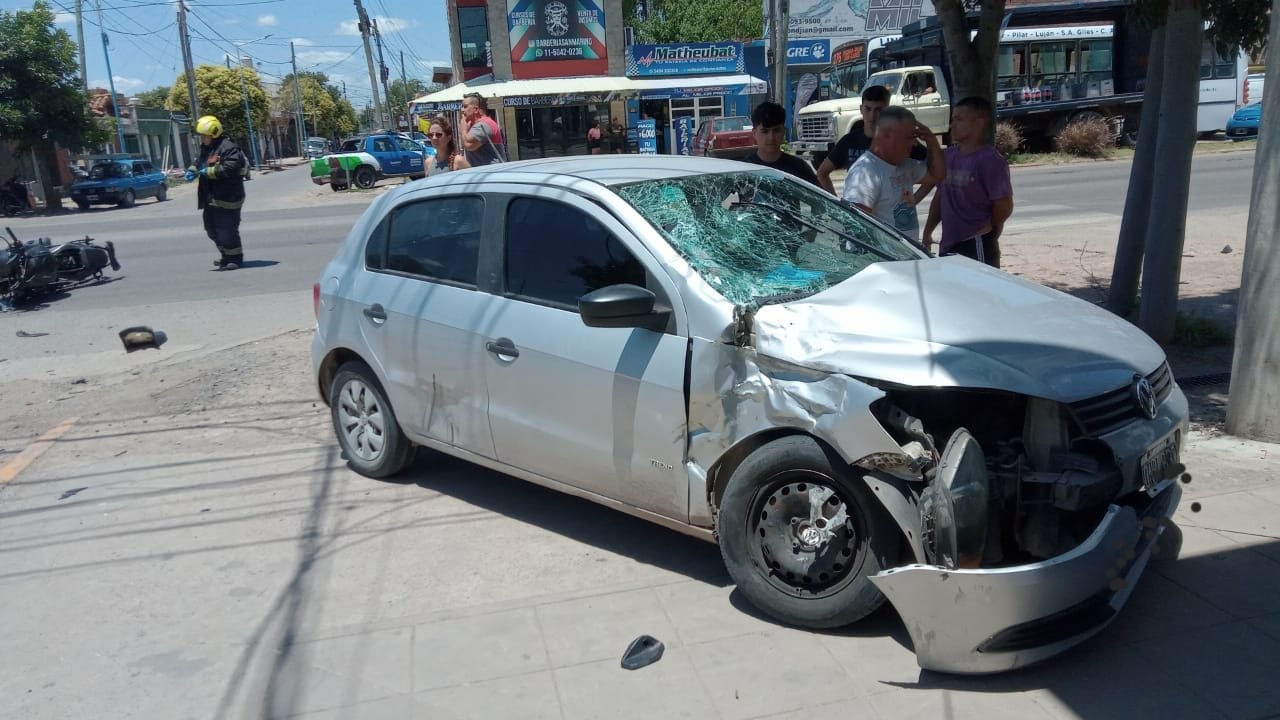 Otra vez auto y moto, ahora en Ruta 25