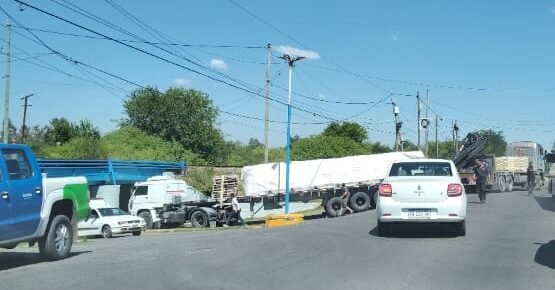 Camión con materiales se atascó en el túnel del barrio San Luis