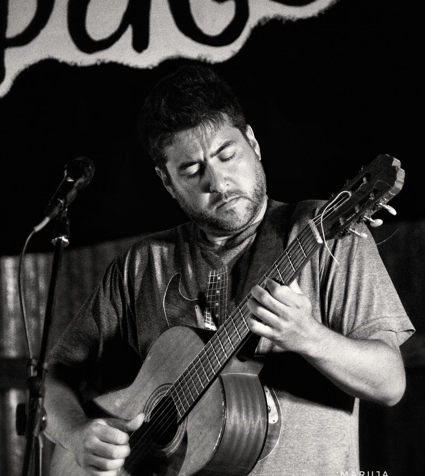 Federico Pecchia lleva su guitarra y poesía a la costa