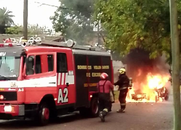Incendio de un vehículo en Matheu: intervención rápida de los bomberos evitó mayores daños