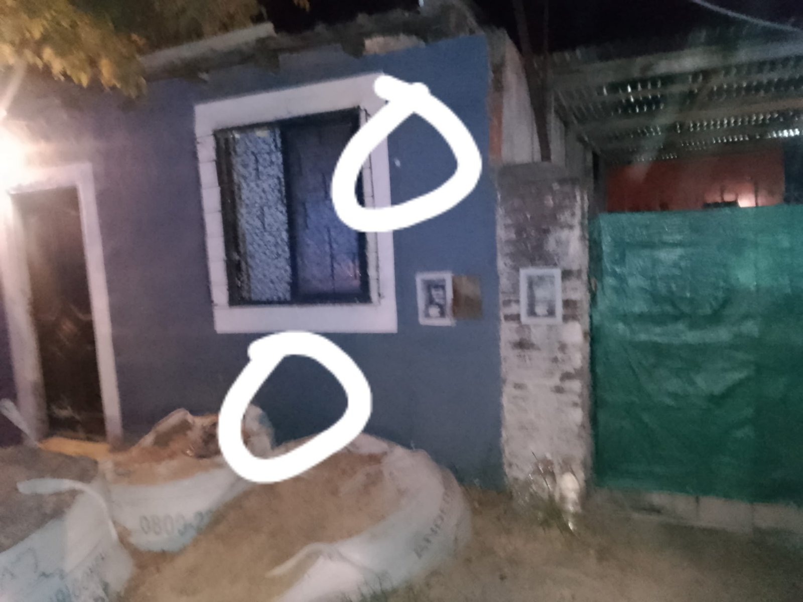 Delincuentes en moto balearon dos casas en el barrio Amancay 