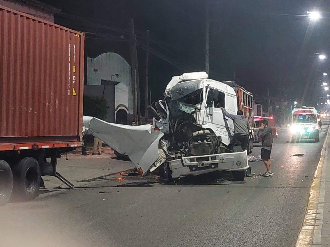 Accidente entre camiones en Matheu: un conductor salió ileso