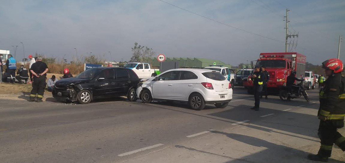 Colisión entre dos vehículos en Ruta 25 y Puertos: solo daños materiales