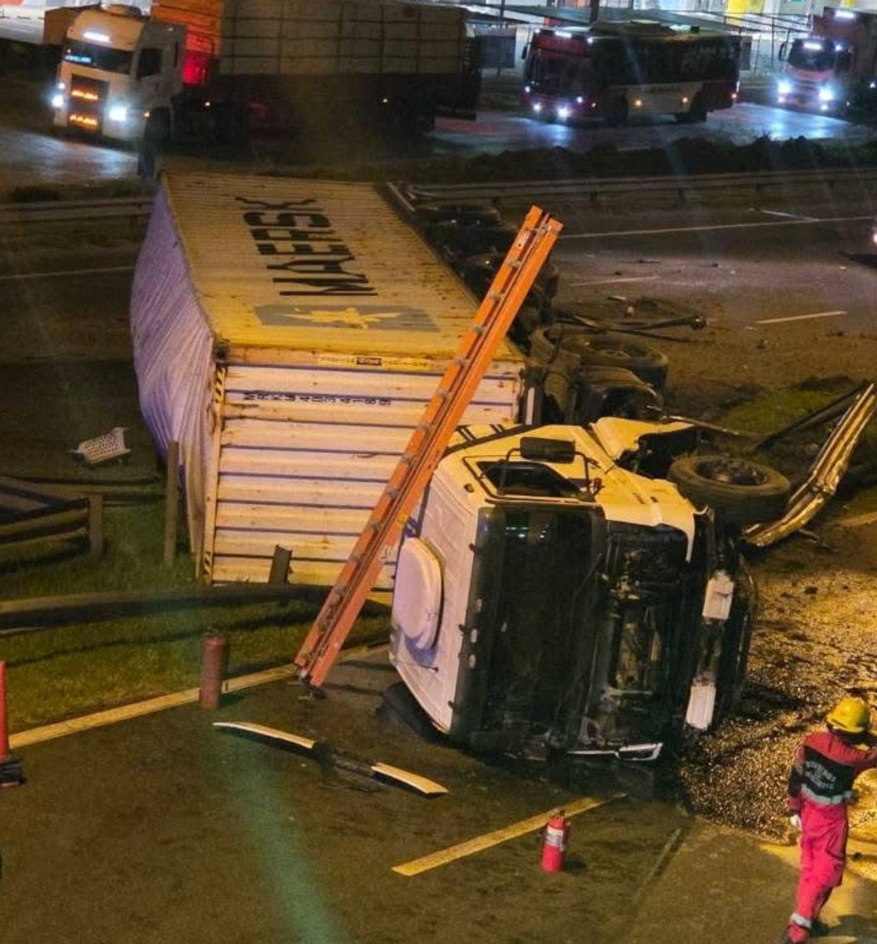 Vuelco de un camión en Panamericana: cruzó de carril y terminó sobre el rápido de la mano contraria